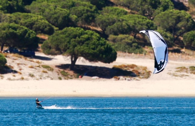 kitesurf con cometa azul